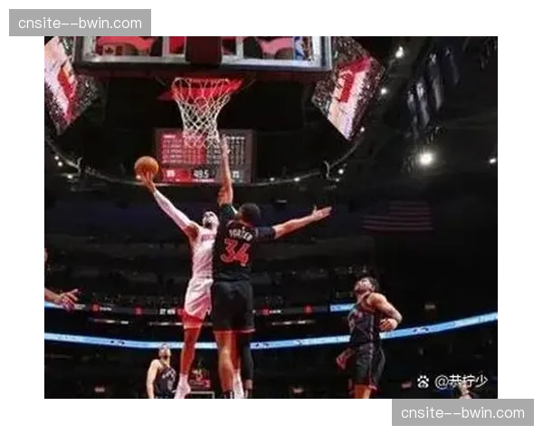 阿门汤普森火箭多功能锋线，篮板冲抢与转换推进作用关键